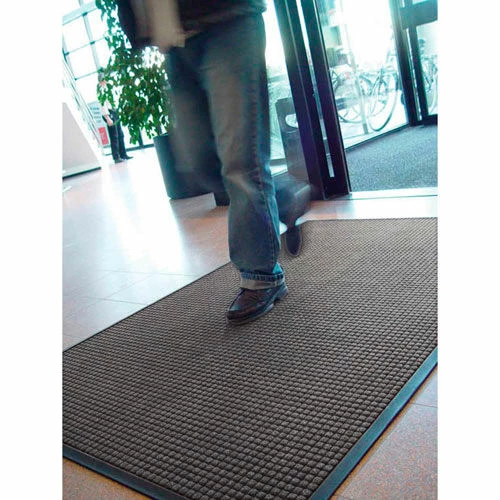 NoTrax® Guzzler Entrance Mat 3/8" Thick 4' x 10' Charcoal - Image 2