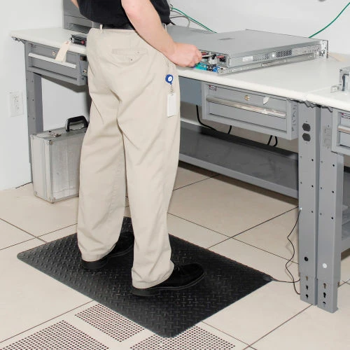 Wearwell® Electrically Conductive Diamond-Plate Mat 9/16" Thick 2' x 3' Black - Image 3