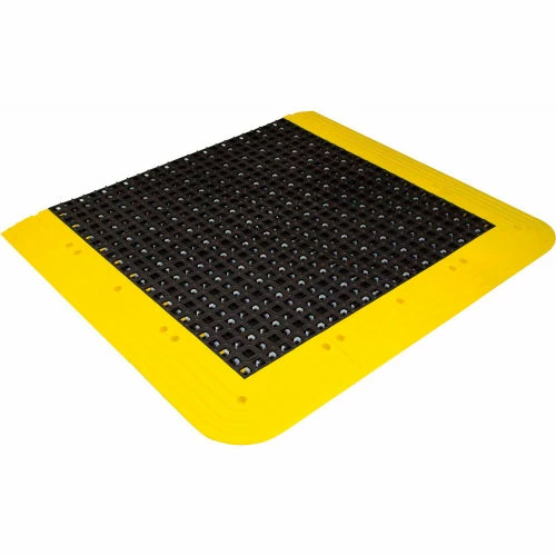 Wearwell® ErgoDeck® No-Slip Open Kit 7/8" Thick 4' x 3.5' Black/Yellow Border